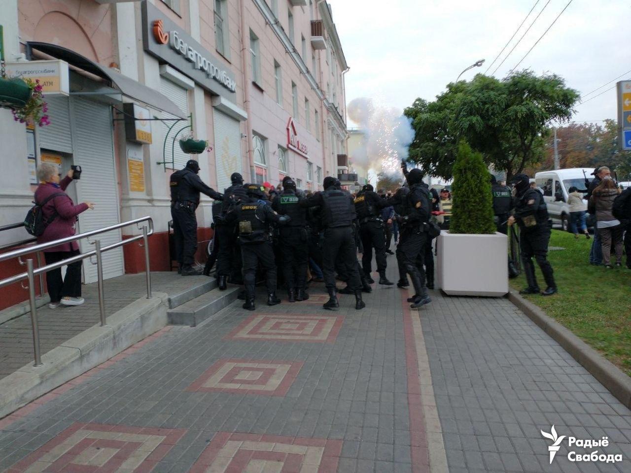 Очевидец событий. Выстрел на протестах в Белоруссии. В протестующего попало газовой гранатой.